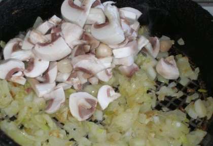 Разогрейте растительное масло в сковороде и выложите в неё лук. Жарьте лук до золотистого оттенка примерно 5 минут. Затем к обжаренному луку выложите грибы. Добавьте соль и перец по вкусу и тушите все минут 10, не больше, чтобы сохранился весь грибной аромат. Затем, в самом конце, добавьте к тушенным с луком грибам сливочное масло. Если вы готовите это блюдо не в пост, тогда можно добавить ещё сметанный соус при готовке. Для этого смешайте 100 грамм сметаны с мускатным орехом и добавьте немного воды. Затем залейте этим соусом содержимое сковороды, перемешайте.