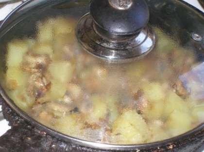 Накройте готовое блюдо крышкой, и оставьте на какое-то время, чтобы картошка пропиталась грибным ароматом.