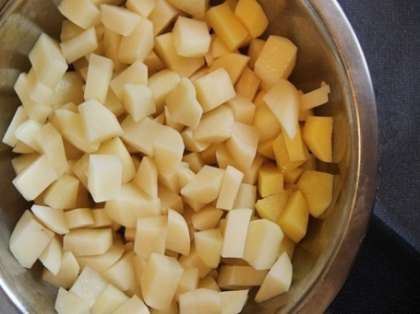 Почистите и помойте картофель, порежьте ломтиками или кубиками.