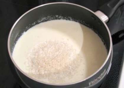 Рис выложите на дуршлаг и промойте водой. Пересыпьте сразу его в кастрюлю с молоком. Варите на несильном огне до готовности (двадцать минут).
