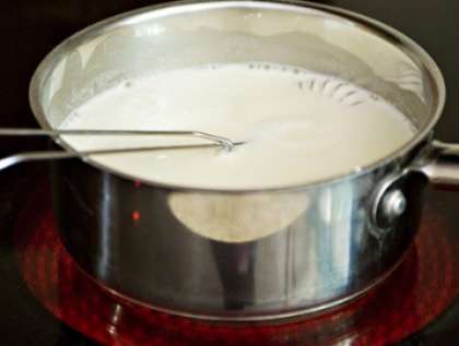 Перелейте содержимое миски в кипящий рис с молоком. Добавьте щепотку соли и сахар. Перемешайте.