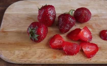 Клубнику разморозьте, если вы берете свежемороженые ягоды. Если свежие ягоды клубники, помойте их и откиньте на сито. Затем переложите на полотенце бумажное, слегка подсушите. Порежьте дольками.