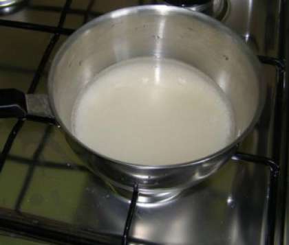Потом залейте рисовую крупу холодной водой. Включите огонь и поставьте кастрюлю на плиту. После того как закипит вода, варите рис в течении пяти-восьми минут.