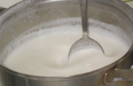 Параллельно с рисовой крупой сразу же поставьте молоко. Дождитесь, пока оно закипит, однако не снимайте с огня молоко, а сделайте жар меньше.