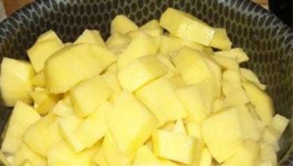 Перемешайте и минут через 5 добавьте в казан нарезанный кубиками картофель.