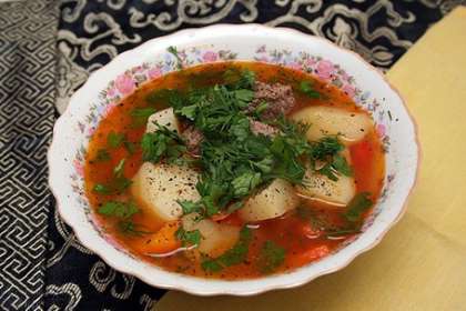 Подавать готовую шурпу по-узбекски можно как бульон с овощами, а картофель с бараниной в отдельной тарелке. Или можно подать как обычный суп. Не забудьте порубить зелень и посыпать готовое блюдо. 