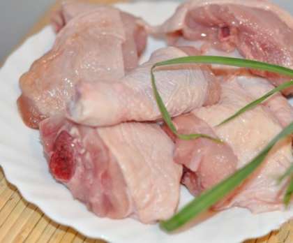 Помойте и обсушите курицу, затем нарежьте её на крупные порционные куски.