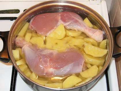 Тушеную картошку с курицей можно приготовить и так: нарежьте средними кусочками картофель, положите в кастрюлю с толстым дном или в утятницу, казанок. Помойте курицу и выложите к картошке, можете снять с курицы кожу, если вам так нравится. Влейте воду, чтобы она хорошо покрывала и картошку и курицу. Поставьте вариться. Когда закипит, снимите пену, посолите, добавьте черный перец горошком. Варите на небольшом огне, чтобы курица приготовилась.