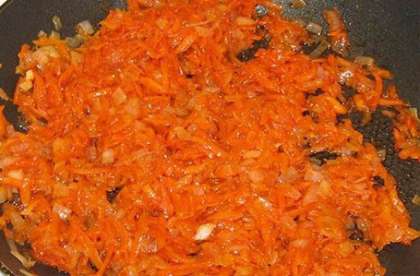 Обжарьте натертую морковь и мелко нарезанный лук на подсолнечном масле, чтобы они стали золотистого цвета. Затем добавьте томатную пасту или соус. Тушите на слабом огне несколько минут.