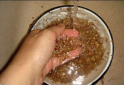 Промойте гречку в холодной воде несколько раз. Промывайте, пока вода в кастрюле не станет прозрачной. Можете до того, как мыть, перебрать крупу вручную, убрать мелкие камушки и палочки, которые там нередко встречаются.