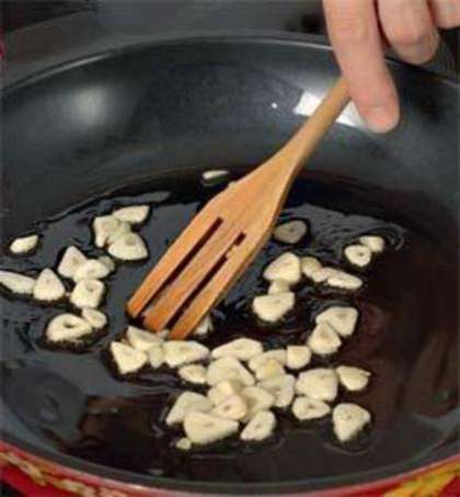 Пока утка запекается, приготовьте соус. Очистите и тонко нарежьте чеснок. Разогрейте 1 ст.л. масла в сковороде и обжарьте на нем порезанный чеснок (2 минуты).