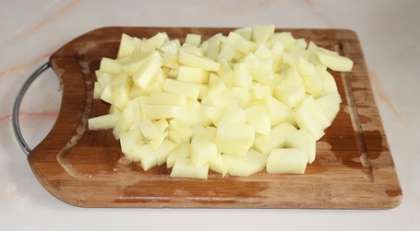 Очистите картофель и порежьте средними кусочками.