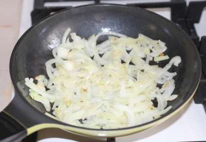На сковороде разогрейте 2 ст.л. растительного масла и обжарьте лук. Можно жарить и на оливковом масле.