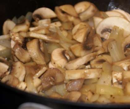Разогрейте сковороду. Налейте масла (растительного, оливкового, сливочного) на дно. Положите лук на разогретую сковороду и обжарьте его до румяного цвета. После этого выложите грибы и жарьте до того, как испариться вся вода из сковороды. Немного посолите грибы с луком, добавьте перца черного по вкусу.