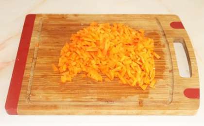 Нарежьте морковь небольшими брусочками.