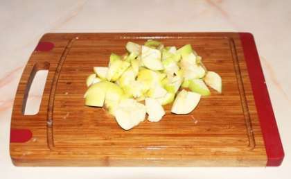 Очистите от косточек яблоки, нарежьте полудольками.