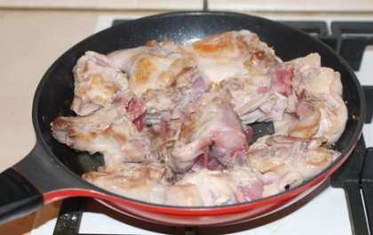 Влейте немного растительного масла в большую сковороду и выложите в неё куски крольчатины. Обжарьте с двух сторон мясо до румяной корочки, по 5 минут с каждой стороны на большом огне.