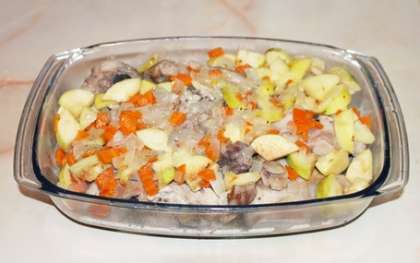 Выложите в стеклянную форму или в утятницу мясо с овощами.