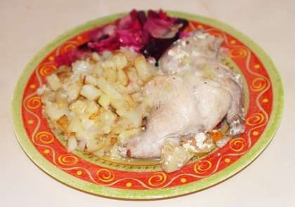 Готовое блюдо подавайте с жареной картошкой и маринованной капустой, можно с вареной картошкой, со свежими овощами и зеленью. 