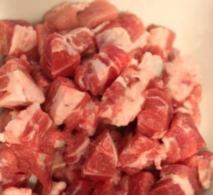 Для этого рецепта можно взять любое мясо, но не забывайте, что говядина и баранина тушится дольше, чем свинина. Разморозьте мясо, хорошо вымойте в холодной воде и обязательно удалите пленку и все жилки, чтобы мясо получилось мягким и аппетитным, иначе оно будет жестким и вам трудно будет его прожевать. После этого нарежьте мясо небольшими кубиками примерно одинаковыми по размеру.