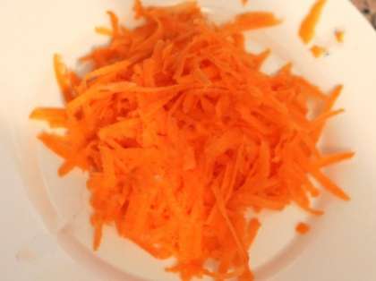 Почистите морковь и натрите её на крупной терке. Можно просто порезать ломтиками, считается, что так получается вкуснее, но ломтики не должны быть толстыми, крупными, или слишком мелкими.