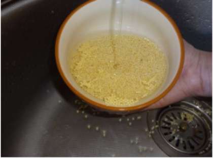 Приготовьте пшенную крупу. Тщательно промойте ее под проточной водой, пока не увидите прозрачную воду. Переберите крупу, там иногда встречаются мелкие камушки и неочищенные зерна.