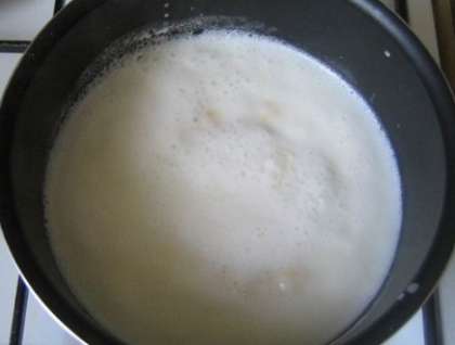 Молоко поставьте на плиту параллельно с кашей. Ждите, пока оно не закипит, и сразу выключите огонь.