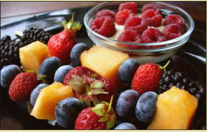 Пока вариться каша, помойте ягоды (клубнику, малину, ежевику или чернику, какие у вас есть). Если вы берете свежемороженые ягоды, их просто нужно разморозить. Удалите плодоножки и откиньте на дуршлаг, пусть ягоды слегка обсохнут.