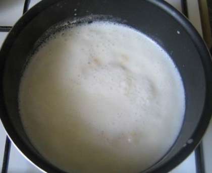 Кастрюлю с молоком поставьте на плиту. Дождитесь, пока молоко закипит.
