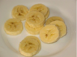 Пока каша настаивается,  следует очистить банан. Потом порезать его колечками.