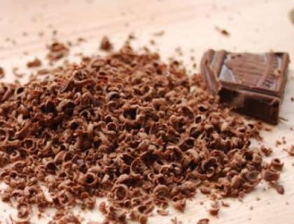 Шоколад возьмите любой по вашему вкусу. Натрите его на крупной терке.