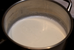 Возьмите небольшую кастрюлю. Налейте и поставьте молоко на огонь. Затем следите, что бы молоко из  кастрюли не выбежало, когда закипит.