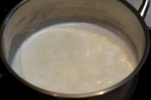 Как только молоко начнет закипать, помешивая изредка, варите кашу 6-8 минут.