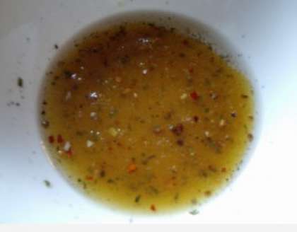 В отдельной емкости смешайте оливковое масло со специями (майоран, базилик, тимьян, розмарин, орегано). Добавьте также соль, черный и острый красный перец.