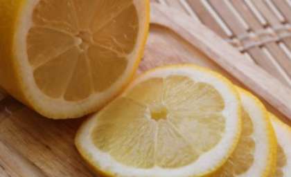Лимон, вымытый и обсушенный, нужно порезать тоже кольцами.