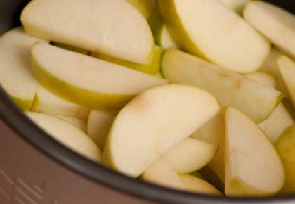 Выберите яблоки для сушки. Это важный момент. Яблоки должны быть крепкими, не мятыми и не битыми. Помойте их. Обсушите. Затем удалите сердцевину, червивые и битые части. Нарежьте кружочками (небольшого размера). Можно порезать их и небольшими дольками.