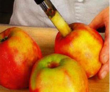 Возьмите яблоки, но не очень большие. Вымойте. Сердцевину следует вырезать аккуратно. Снимите с фруктов кожуру.