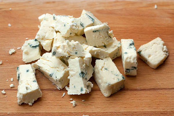 Сыр нарежьте небольшими кубиками.