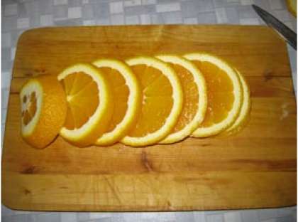 Вымытый апельсин обсушите. Цитрус порежьте кружочками.