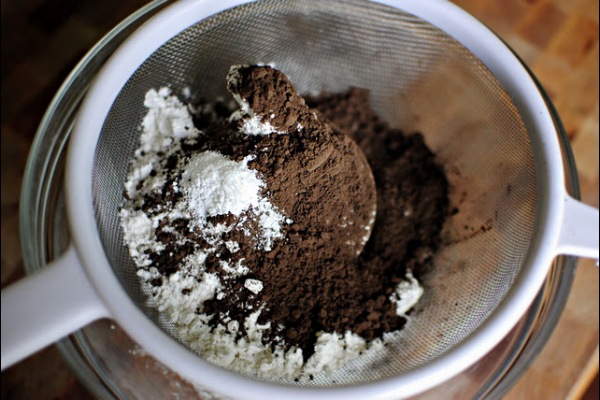 Просеиваем и смешиваем в миске муку, порошок какао, соль и разрыхлитель. Отставляем в сторону.