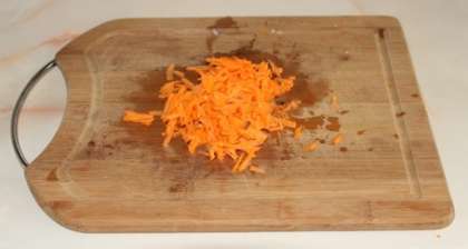 Морковь натрите на мелкой терке.