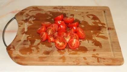 Помидоры нарежьте дольками. Если у вас нет обычных томатов, можете использовать помидоры-черри. А если и их нет, тогда можно добавить кетчуп, томатную пасту или томатный сок (немного).