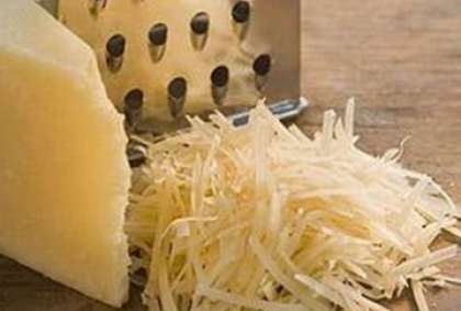 Далее нужно натереть на терке приготовленный заранее кусочек сыра. Можно натирать как на крупную, так и на мелкую терку, это дело вкуса.
