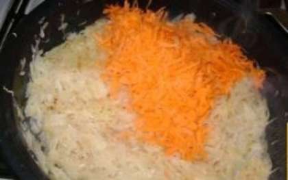 Немного подрумяньте капусту с луком, затем добавьте к ним потертую морковь.