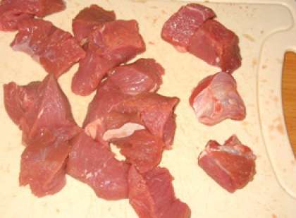 Приготовьте говядину. Помойте мясо, обсушите его салфеткой (бумажной). Потом порежьте на небольшие кусочки. Посолите, посыпьте черным перцем и молотым кориандром.