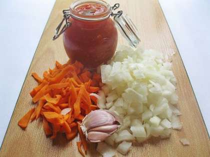 Приготовьте зажарку. Обжарьте лук и морковь, залив их небольшим количеством домашнего томата или томатной пасты, смешанной с водой. Или же добавьте свежие помидоры.  Приправьте по вкусу.