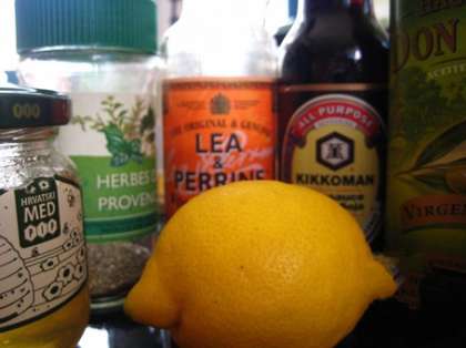 Смешайте оливковое масло, зелень, лимонный сок, горчицу, соевый соус и специи.