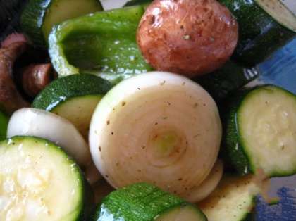 Положите в этот маринад нарезанные овощи и оставьте мариноваться на 2 часа.
