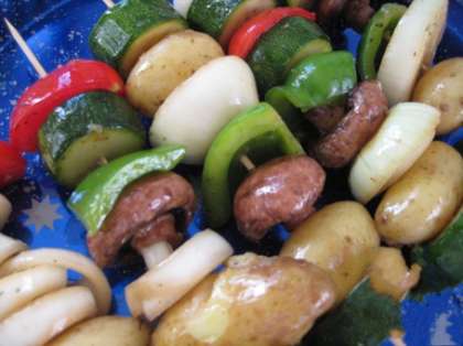 Нанизьте овощи на шампуры и жарьте на гриле.