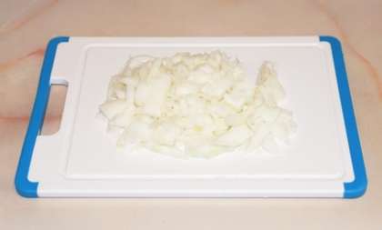 Следующий рецепт приготовления тушеной капусты с картошкой отличается от первого большим количеством ингредиентов. Мелко нарежьте репчатый лук.
